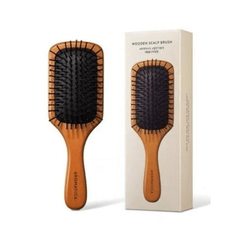 Îngrijește-ți părul de la rădăcină cu Aromatica Wooden Scalp Brush M, peria vegană care revitalizează scalpul. Ideală pentru uz zilnic, fără agresiuni.